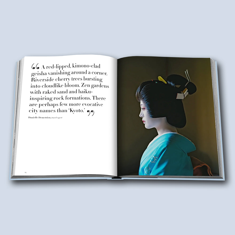 Buch Kyoto Serinity von der Classics Collection von Assouline im Farbton hellblau