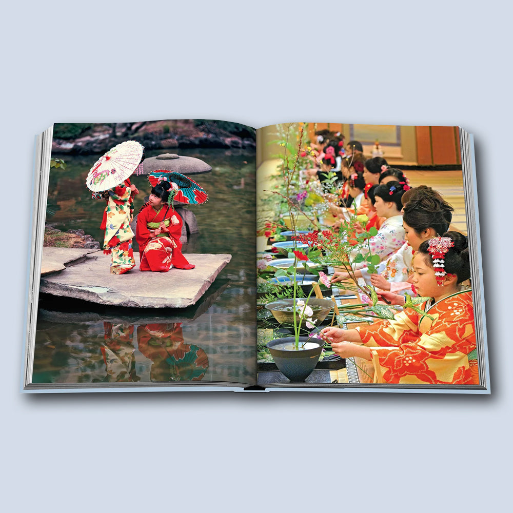 Buch Kyoto Serinity von der Classics Collection von Assouline im Farbton hellblau