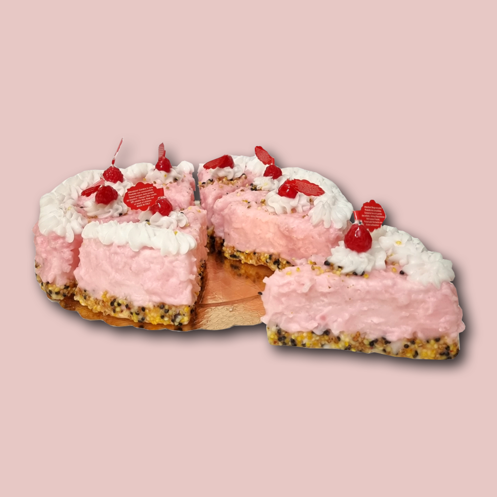 Eine Kerze in Form einer Knuspertorte im Farbton Rosa