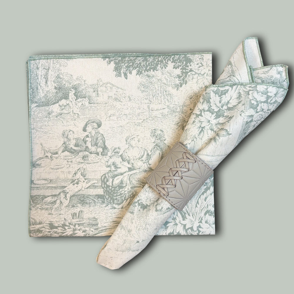 Serviette mit Toile de jouy Muster aus Baumwolle von Borgo delle Tovaglie im Fabton salbeigrün