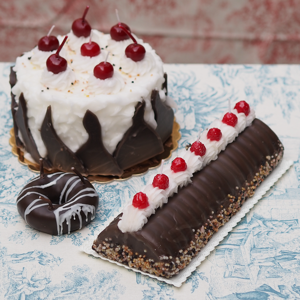 Schokoladenroulade mit Himbeeren in Kerzenform von Cereria Introna